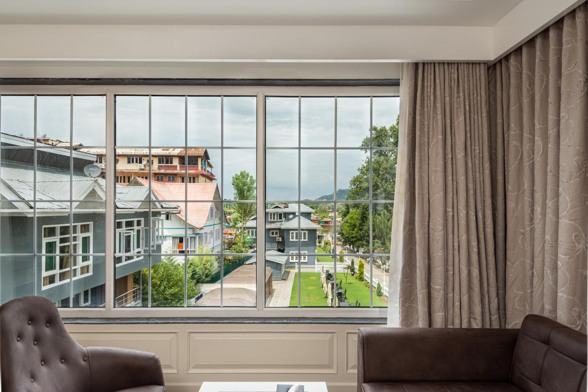 Hotel Grand Boulevard Durgjan Eksteriør bilde