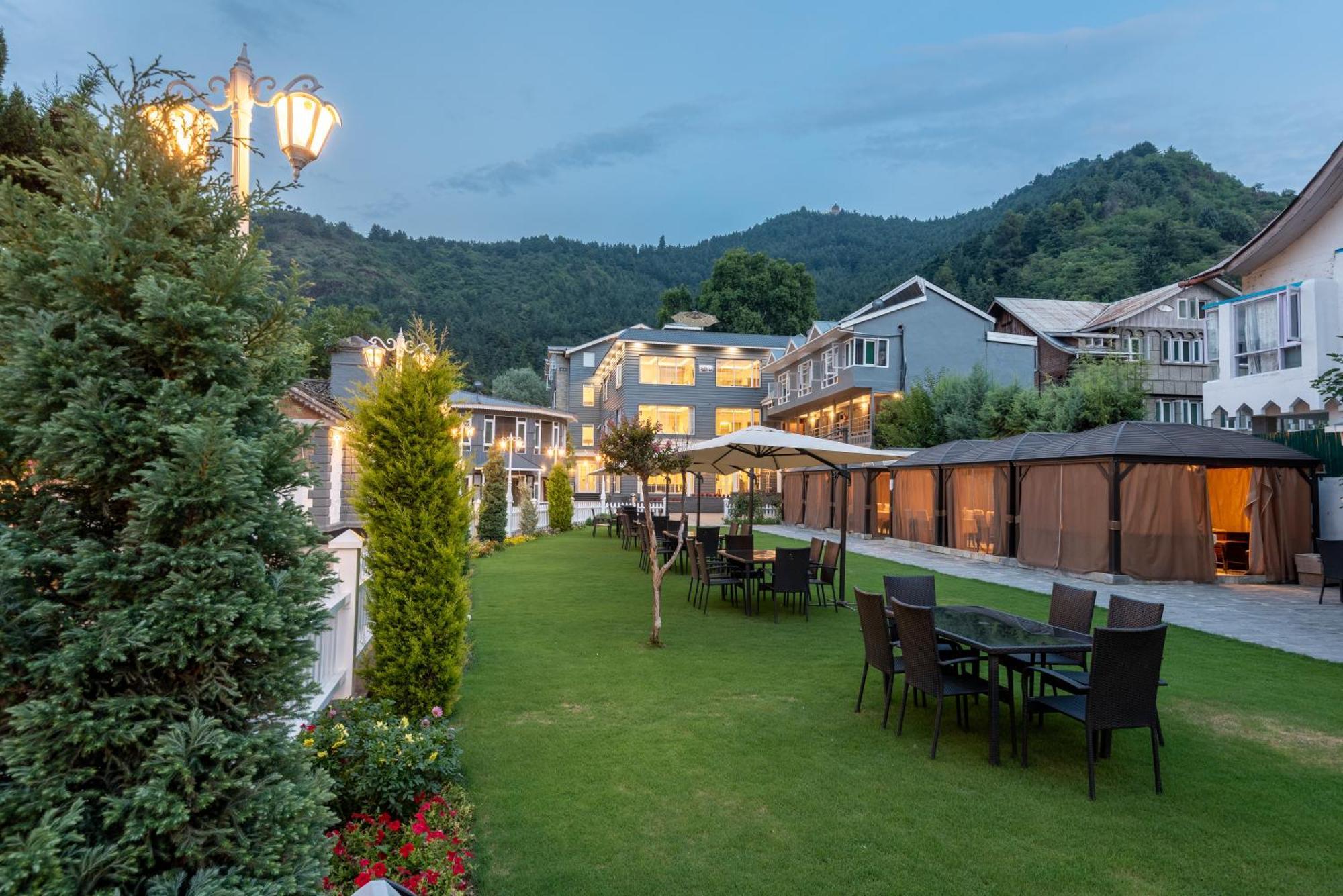 Hotel Grand Boulevard Durgjan Eksteriør bilde